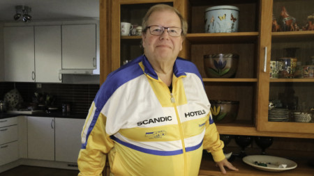 Holmgren visar upp landslagskläder från förr