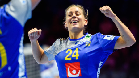 Damerna tar emot olympiska mästarna