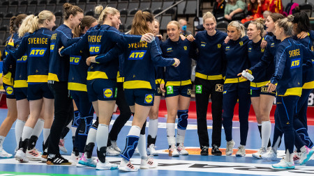 18 spelare flyger till VM i Spanien i morgon