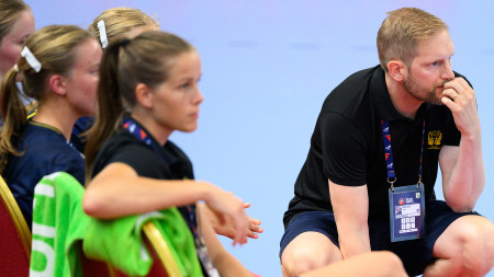 Elva debutanter när U17-damerna åker till Spanien